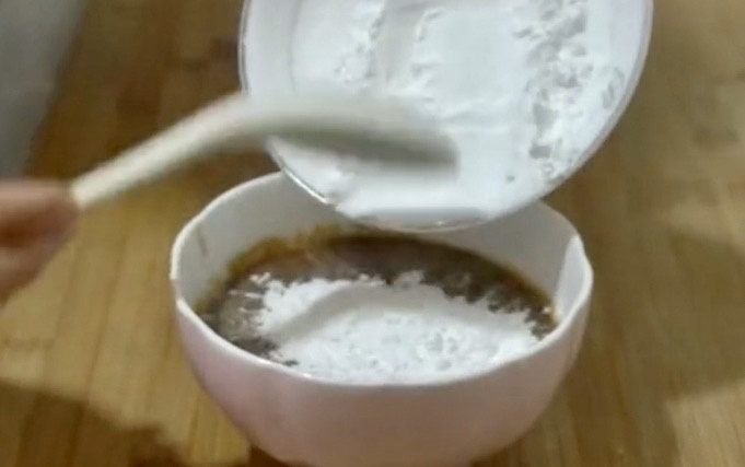 山药红枣糕,红枣泥中加入30克的面粉，教程无颗粒糊状