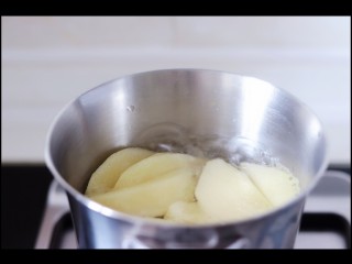 苹果汁,小锅中放入适量的水，放入苹果块。煮开，再煮三-五分钟。把苹果煮熟。