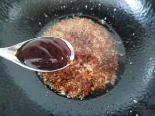 蒜蓉粉丝蒸金针菇,倒入蚝油