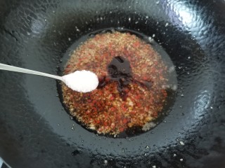 蒜蓉粉丝蒸金针菇,放入白糖搅拌均匀