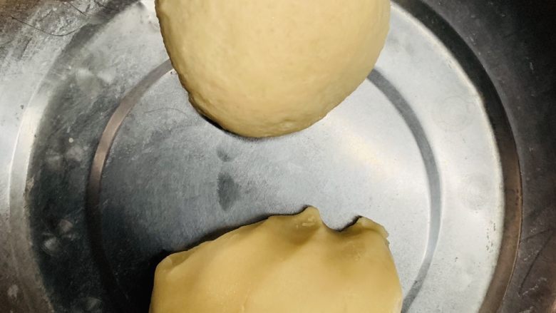一碰就掉渣的绿豆酥(植物油版本),两个面团覆盖保鲜膜静置15分钟备用，可以去准备馅料。