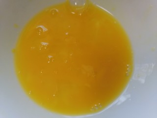 油炸金针菇,将蛋液搅打均匀