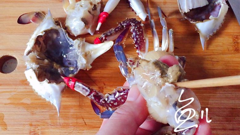 香辣梭子蟹,螃蟹去掉外壳，切两半，取出里面的废物
