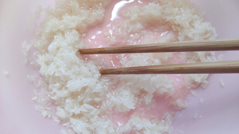 山药枸杞粥,用筷子搅拌均匀，尽量让米粒都裹上油，然后静置15分钟