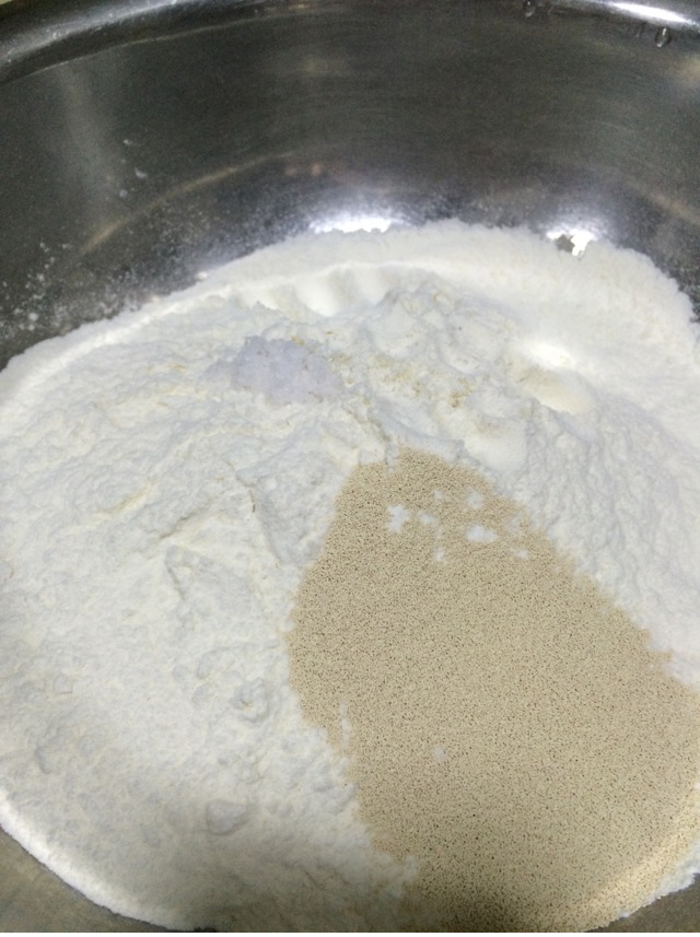 油条,将面粉放入盆中，放入酵母粉、和盐；