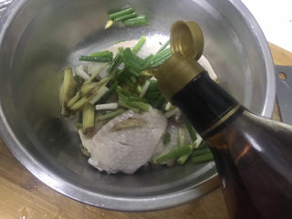 糯米蒸鸡翅,鸡翅放入盆中加入葱姜，料酒