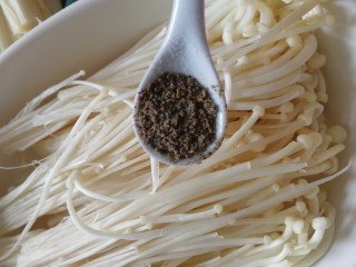 油炸金针菇,洒上一小勺椒盐。