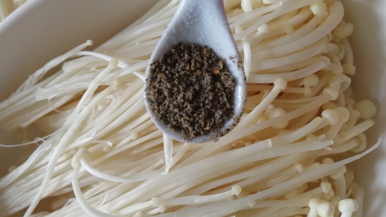 油炸金针菇,洒上一小勺椒盐。