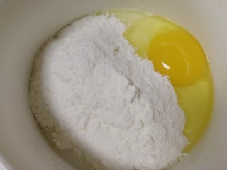 油炸金针菇,两个鸡蛋，少量多次加入面粉，差不多半小碗。