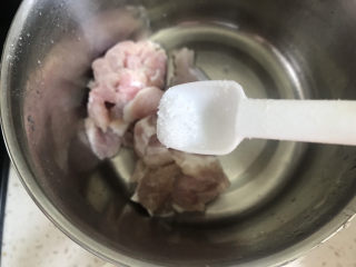 粉鸡汤（阜阳特色小吃）,加入适量的盐