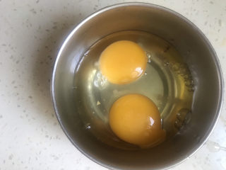 粉鸡汤（阜阳特色小吃）,打两个鸡蛋搅散