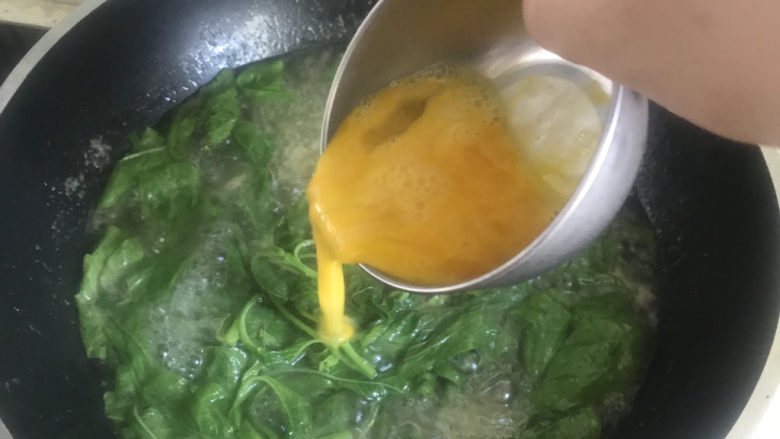 粉鸡汤（阜阳特色小吃）,淋入鸡蛋液