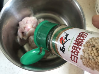 粉鸡汤（阜阳特色小吃）,加入适量的白胡椒粉