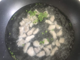 粉鸡汤（阜阳特色小吃）,水开下入粉鸡盖上盖子继续煮