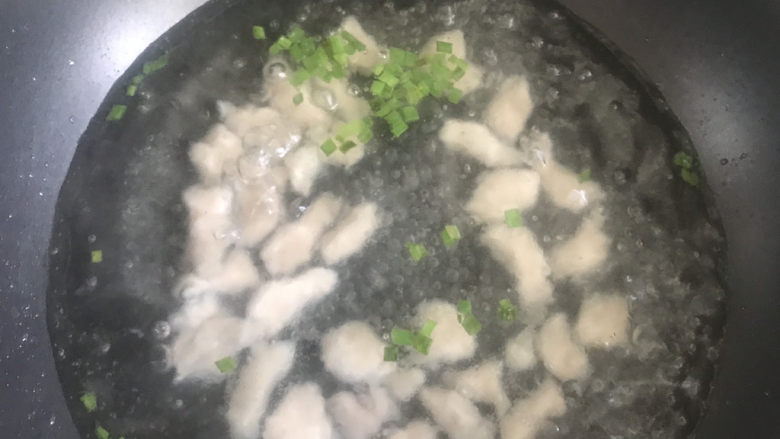粉鸡汤（阜阳特色小吃）,水开下入粉鸡盖上盖子继续煮