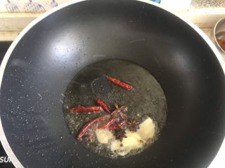 农家炖土公鸡🐓,起锅热油，下入八角花椒辣椒姜爆香