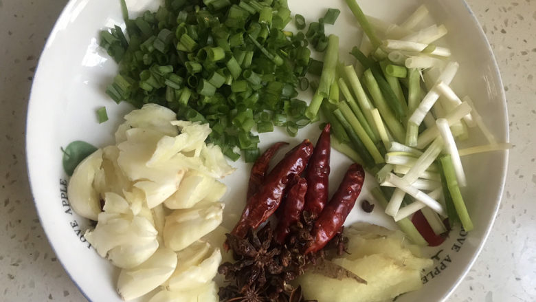 农家炖土公鸡🐓,准备好配菜，葱姜蒜，辣椒八角花椒
