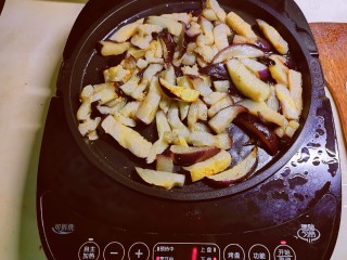 茄子烧带鱼,茄子切条状 煎烤机预热，放入茄子条，上下盘同时加热  煎至两面微微焦黄色 取出