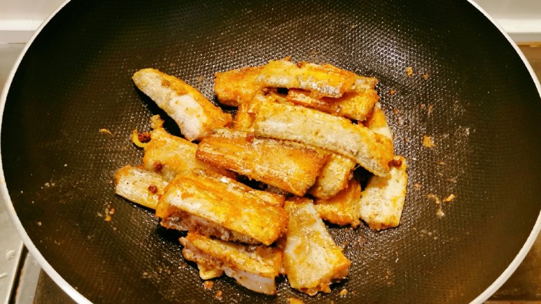 茄子烧带鱼,带鱼裹上薄薄一层面粉 锅中放入食用油  放入带鱼煎至两面金黄
