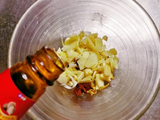 茄子烧带鱼,葱 蒜放入碗中加入酱油 糖 甜面酱