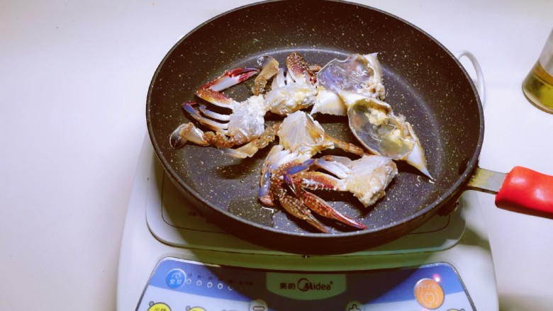 香辣梭子蟹,起油锅放入2勺食用油 放入梭子蟹