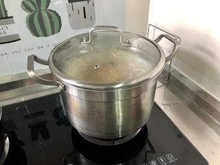蒜蓉粉丝蒸金针菇,蒸锅坐锅烧水，水开放入金针菇，中大火蒸8分钟