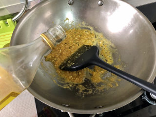 蛋黄焗苦瓜,淋一茶匙料酒或黄酒，继续滑炒，起大沫