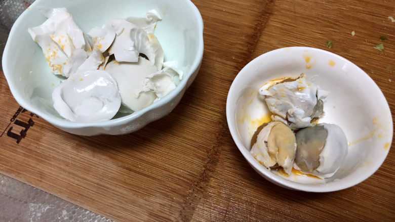 蛋黄焗苦瓜,咸鸭蛋剥壳，蛋白蛋黄分开