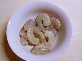 荷兰豆炒虾仁,抓拌均匀 腌制15分钟