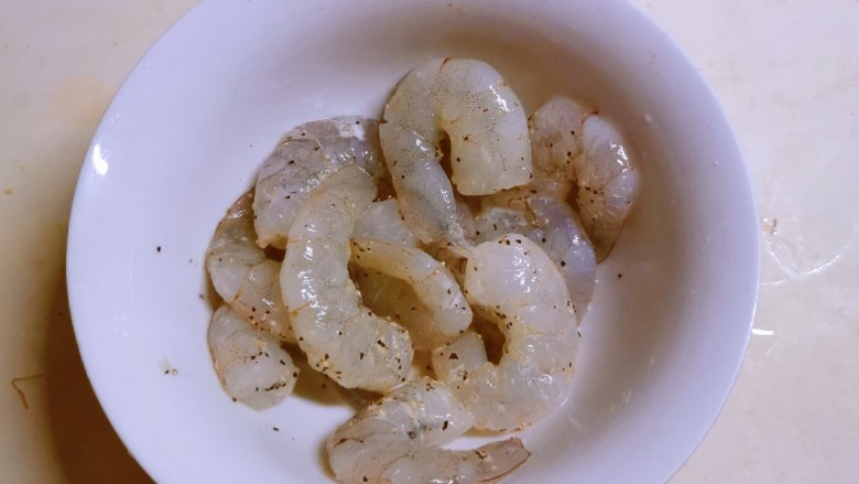 荷兰豆炒虾仁,抓拌均匀 腌制15分钟