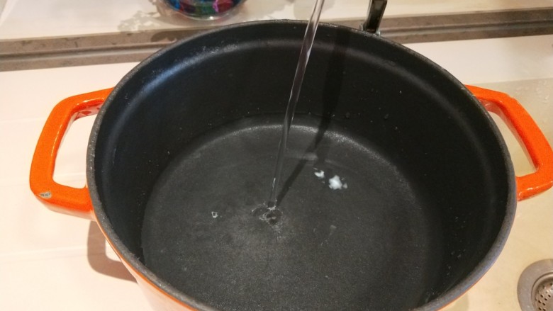 山药枸杞粥,准备一口锅接上半锅纯净水。