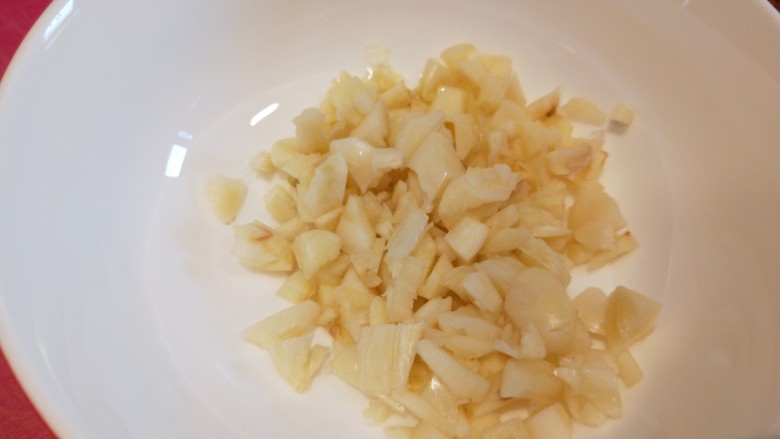 香菇炒豇豆,大蒜拍扁剁碎。