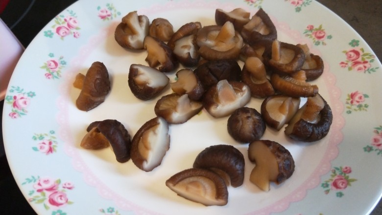 香菇炒豇豆,香菇放入锅中煮熟。