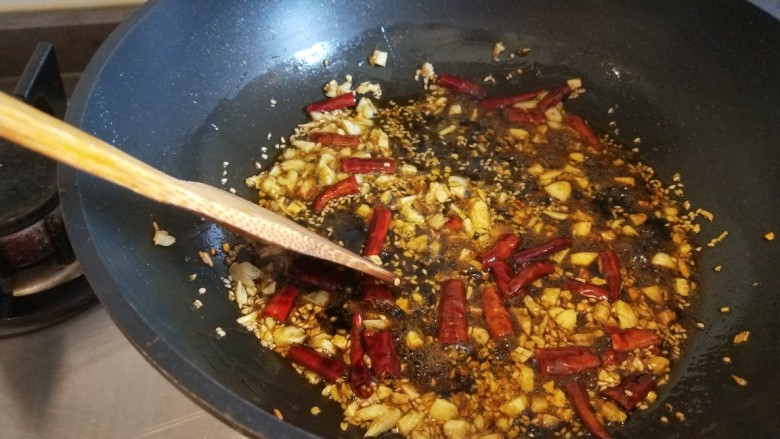 香菇炒豇豆,加入花椒油。