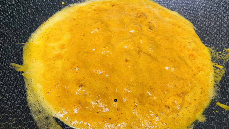 蛋黄焗苦瓜,小火慢炒，炒至起泡泡