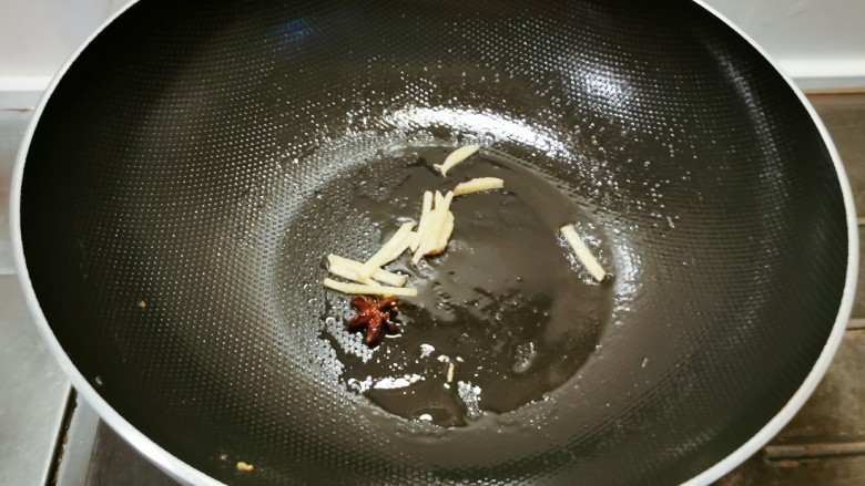 红烧梭子蟹,起油锅，放入姜丝 八角炒出香味