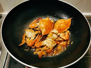 红烧梭子蟹,烧至汤汁浓稠变少