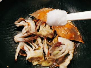 红烧梭子蟹,放入酱油和白糖