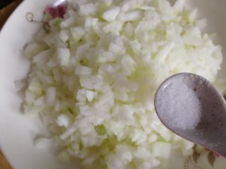 三鲜小馄饨,放入少半勺盐，腌制几分钟，让冬瓜出出水。