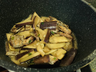茄子烧带鱼,焖5分钟，收汁，就可以起锅