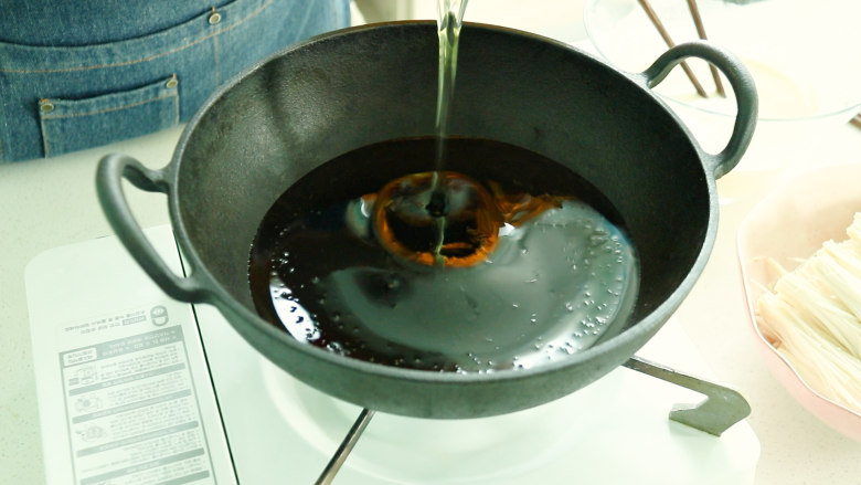 油炸金针菇,起锅热油