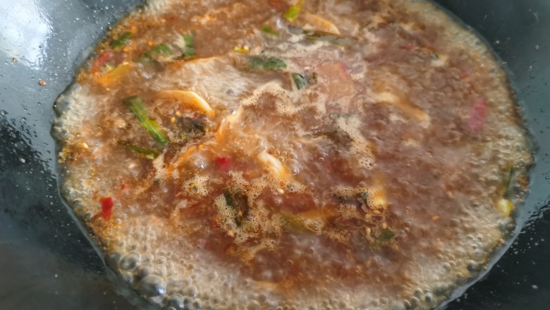 鸭血豆腐,加入适量的清水烧约两分钟，当锅里调料的味道充分释放出来后，用漏勺把里面的花椒、姜、蒜滤出，只留下汤汁。