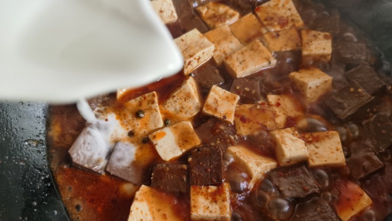 鸭血豆腐,烧煮一会后，倒入些水淀粉让汤汁变浓稠。