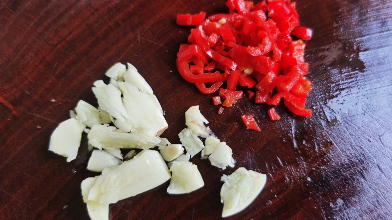 鸭血豆腐,大蒜拍碎，辣椒切成碎丁。