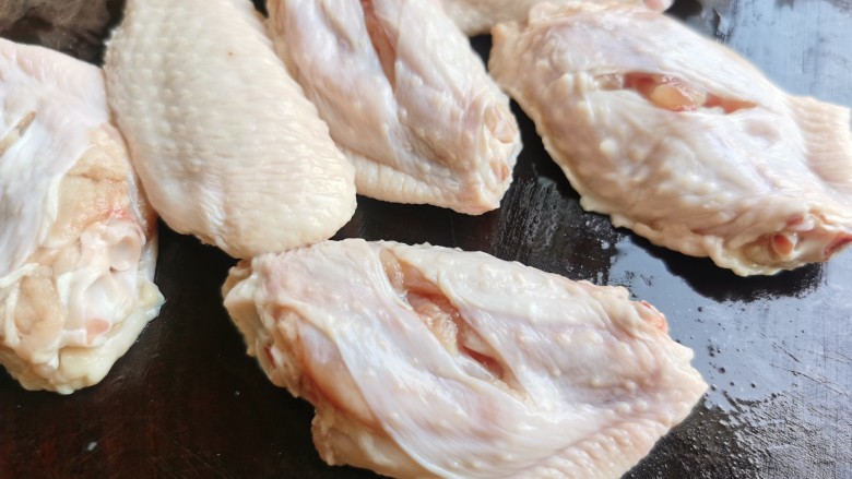 糯米蒸鸡翅, 鸡翅清洗干净，在背面划上一刀，方便入味。