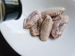 糯米蒸鸡翅,处理好的鸡翅加入盐和胡椒粉。