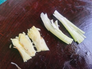 糯米蒸鸡翅,生姜和葱段用刀拍散备用。