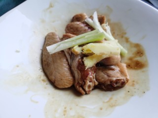 糯米蒸鸡翅,放入拍散的葱姜，用手抓匀腌制大约1小时左右。