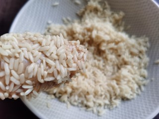 糯米蒸鸡翅,两面均匀的裹满糯米。