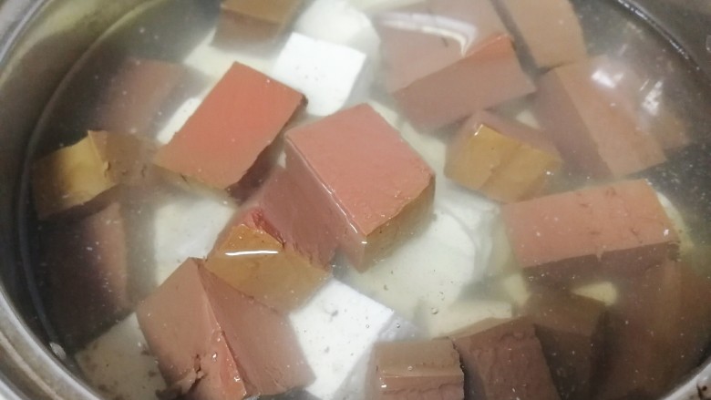 鸭血豆腐,放入豆腐块和鸭血块，水开焯水半分钟。